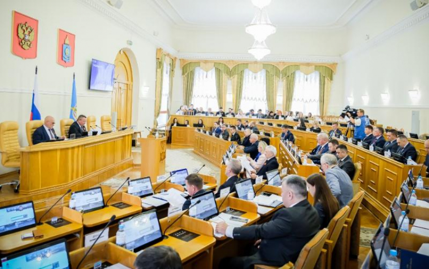 Дума Астраханской области рассмотрела 16 вопросов на пленарном заседании