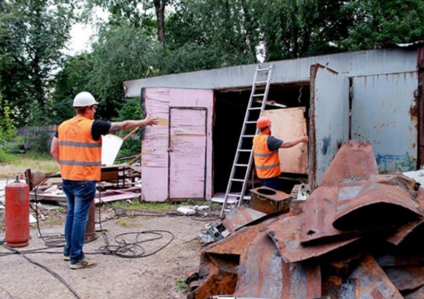 В Ленинском районе Астрахани демонтируют 77 гаражей