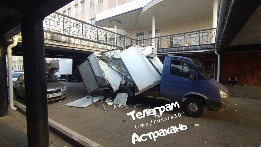 В Астрахани водителю ГАЗели снесло крышу возле Главпочтампта 