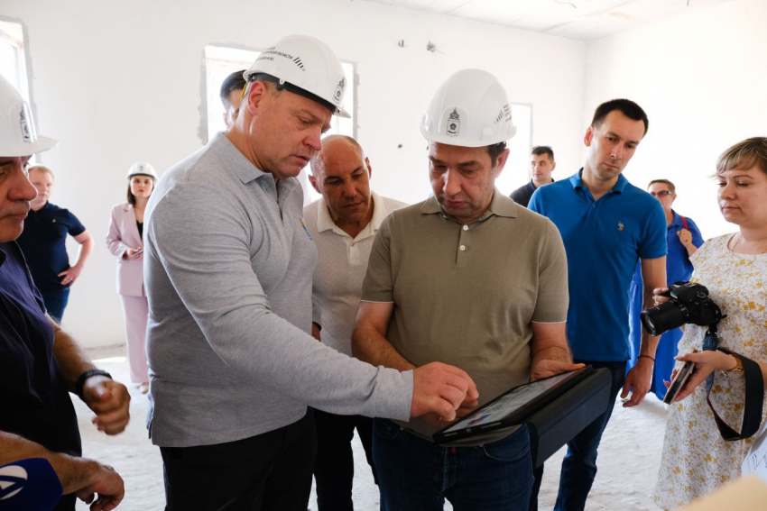 Игорь Бабушкин проинспектировал строящиеся школы и детские сады в Астраханской области