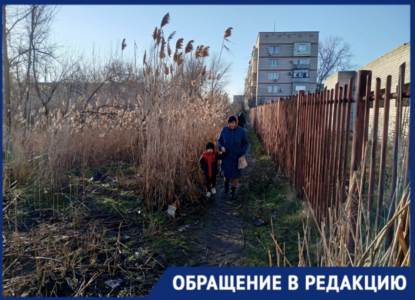 Жители Камызяка жалуются на состояние территории вокруг районной больницы