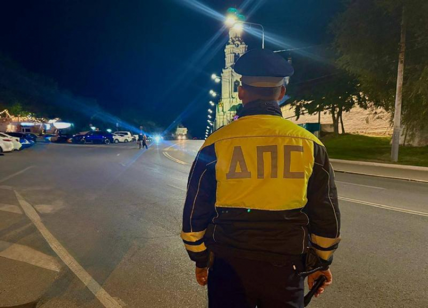 За выходные 1570 астраханцев из числа водителей и пешеходов грубо нарушили ПДД