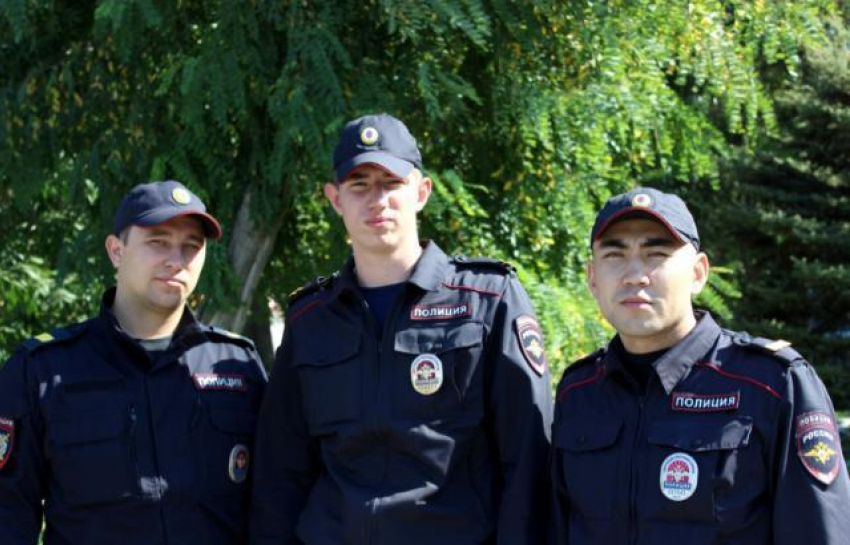 В Астрахани полицейский автомобиль превратился в машину скорой помощи
