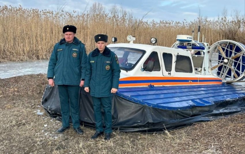 Четырех астраханцев спасли с застрявшей в раскатной части Каспия лодки