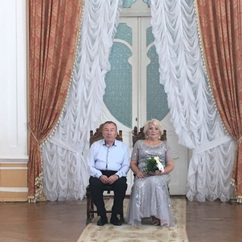 Супруги отметили изумрудную свадьбу в астраханском ЗАГСе