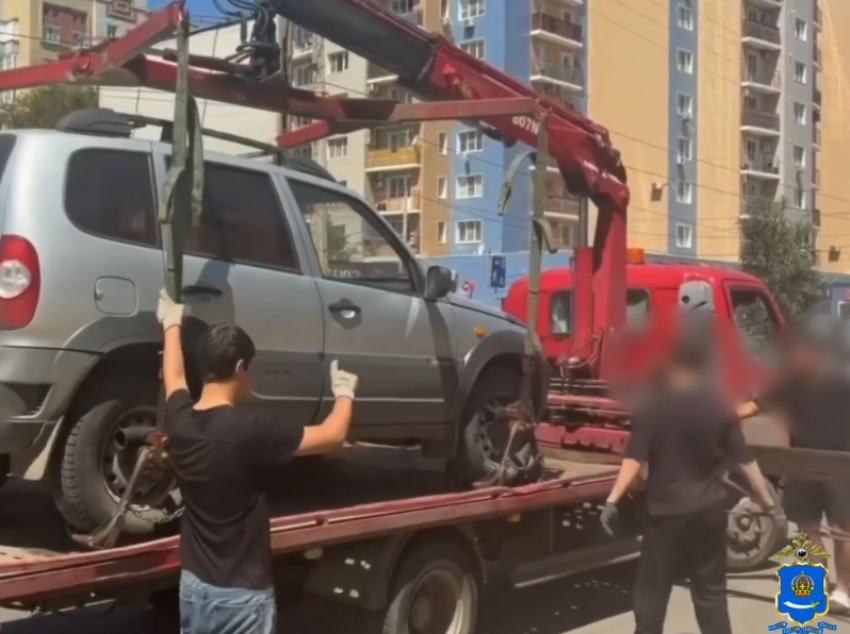 В Астрахани будут эвакуировать автомобили, брошенные в живой очереди за топливом