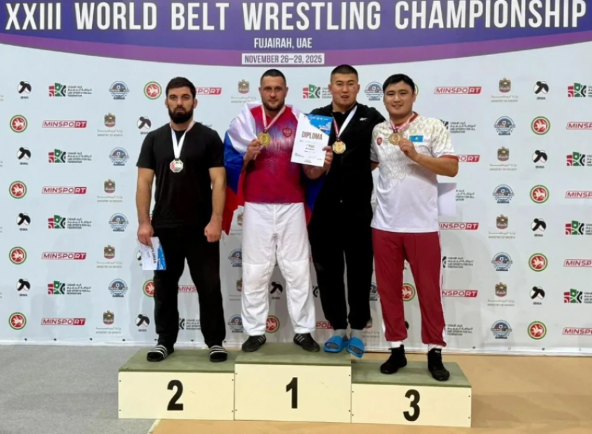 Астраханец одолел пятикратного чемпиона мира в борьбе на поясах