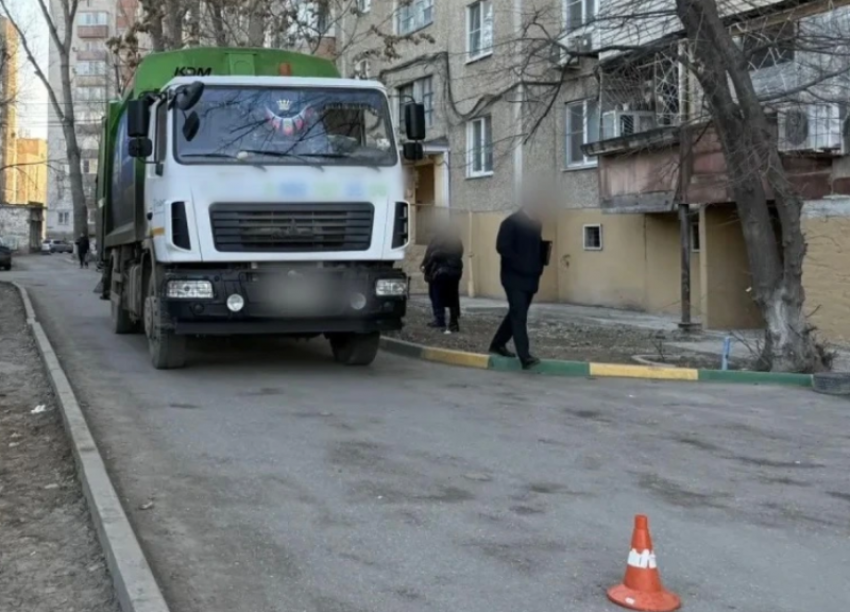 В Астрахани мусоровоз насмерть сбил женщину во дворе дома