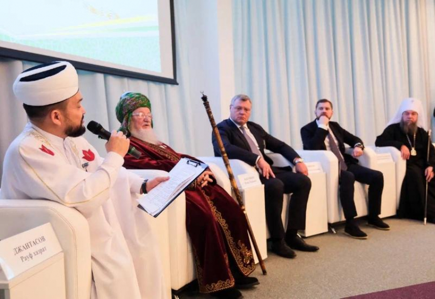 В Астрахани обсудили уместность молитвы в общественных местах