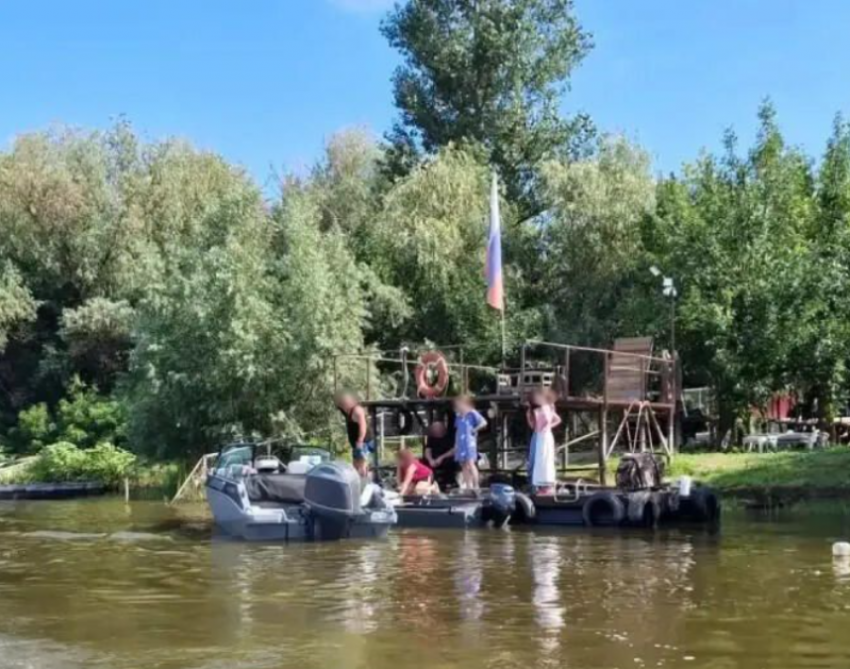 Под Астраханью моторная лодка едва не убила своего судоводителя