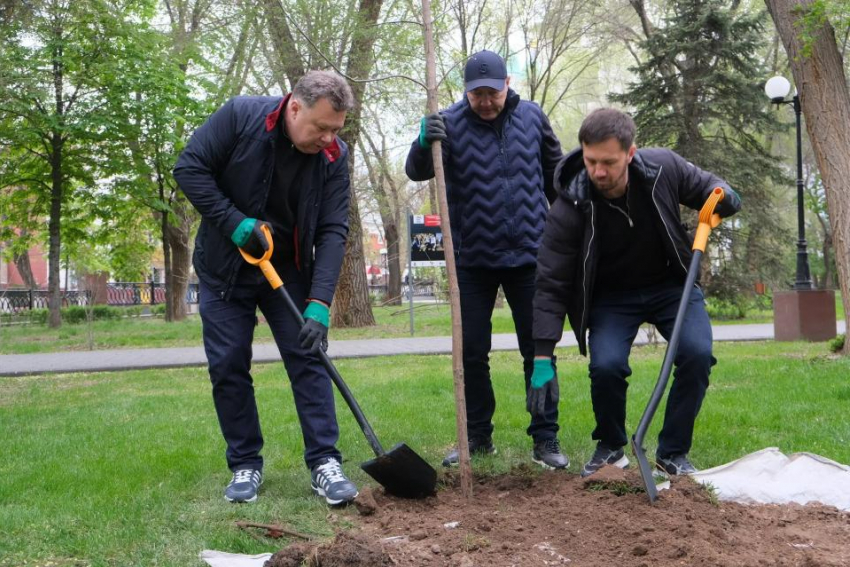 Глава Астрахани взял лопату и вышел на масштабный субботник