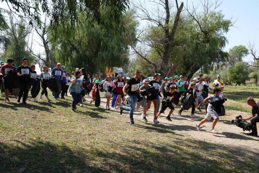 В Астрахани состоялся «Зелёный забег»: участники собрали 800 килограммов мусора