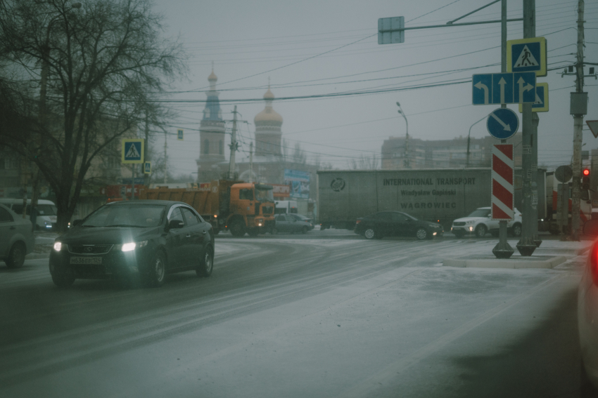 Неожиданный снегопад вызвал массу ДТП в Астрахани