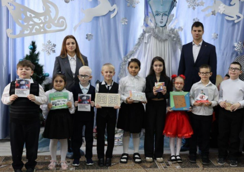 Сотрудники ПривЖД навестили с подарками воспитанников специальных учреждений для детей в Астрахани