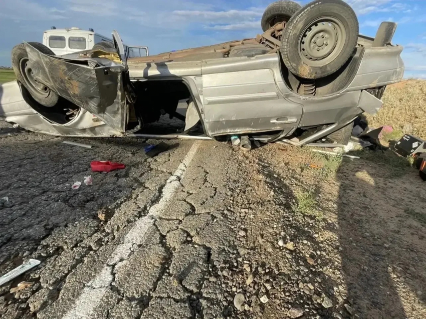 Под Астраханью в ДТП с перевернувшимся автомобилем погиб подросток