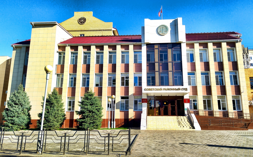 В Астрахани женщина сломавшая ногу в автобусе, требует с таксопарка три миллиона 