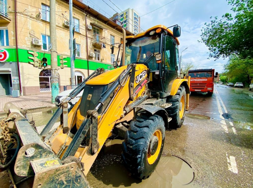В Астрахани устранили аварию на сети глубинной канализации по улице Генерала Епишева