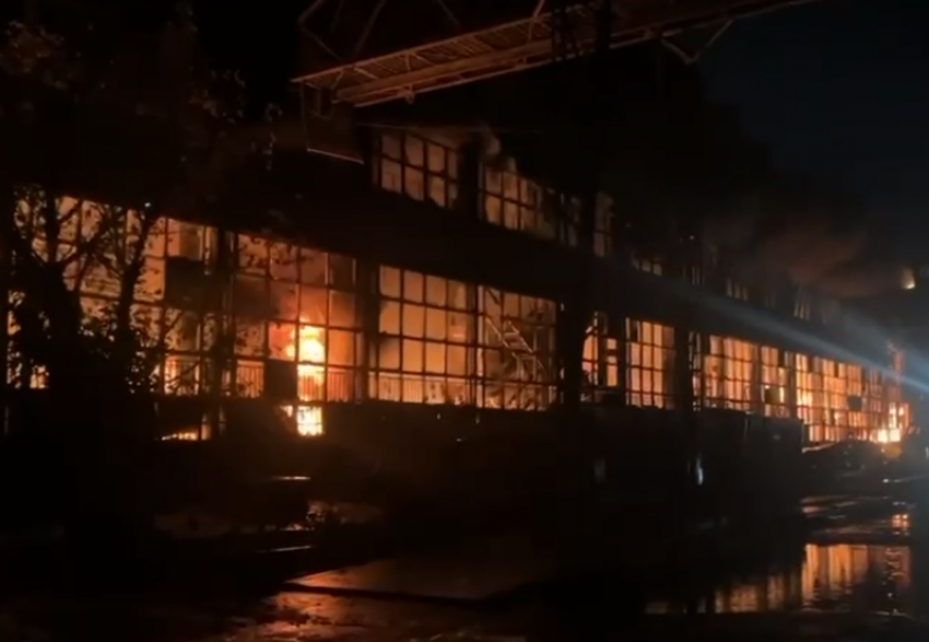 Под Астраханью пылает склад: к тушению привлекли пожарный поезд