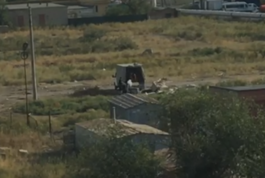 В Советском районе Астрахани двое неизвестных устроили свалку строительного мусора