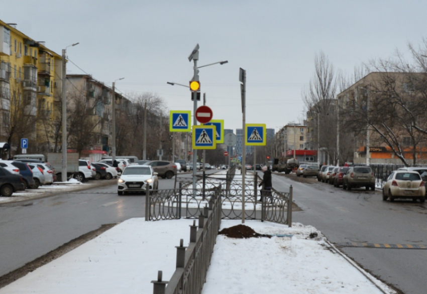 В Астрахани рядом со школами и детсадами ставят новые светофоры