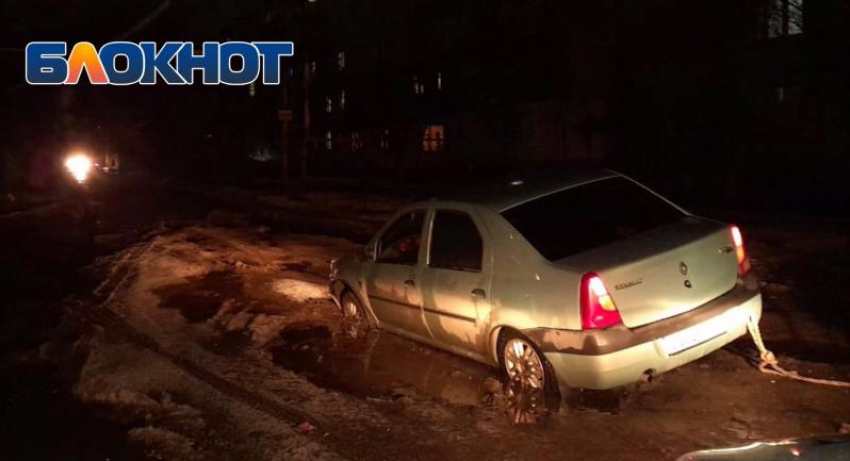 Астраханские водители жалуются на «беспросветную» яму на улице Бэра