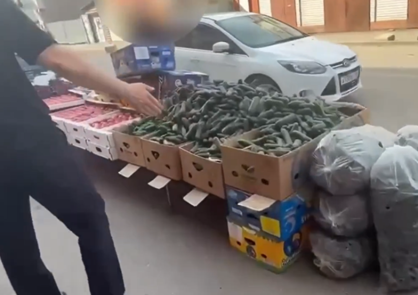 На рынке в Астрахани убрали картонные прилавки, мешавшие прохожим и водителям