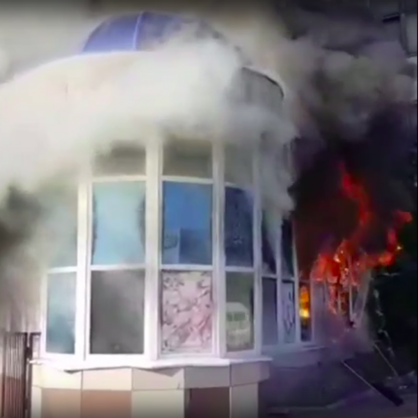 Кадры очевидцев: в Астрахани сгорело кафе-шашлычная