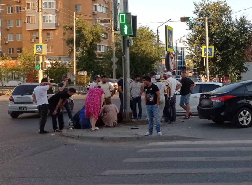 В центре Астрахани столкнулись иномарка и «Лада», пострадала женщина