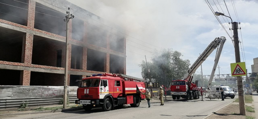 Спасатели полтора часа тушили крупный пожар в Астрахани