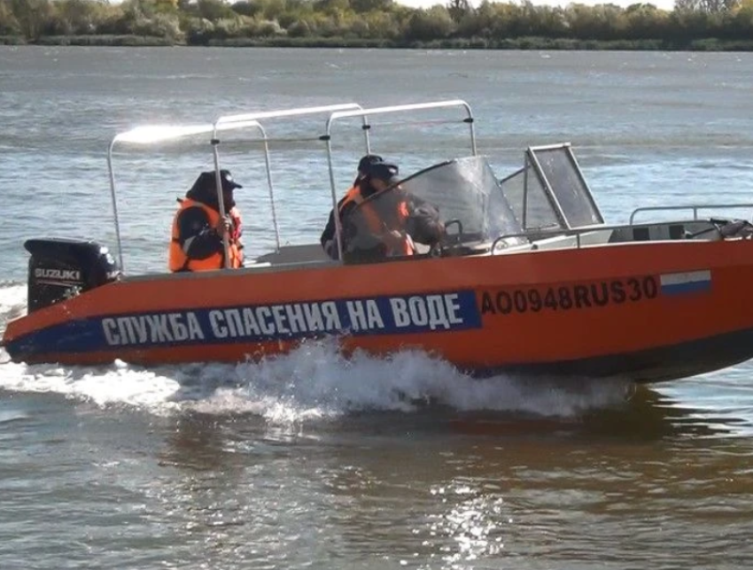 На реке под Астраханью волна опрокинула лодку москвича: мужчину ищут водолазы