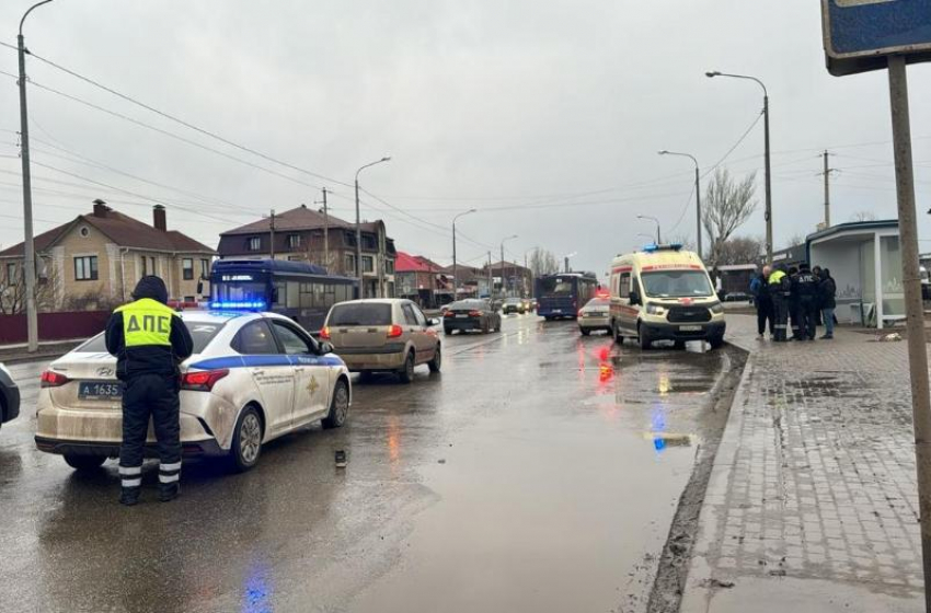 В Астрахани мальчика на дороге сбила машина: пострадавшего госпитализировали