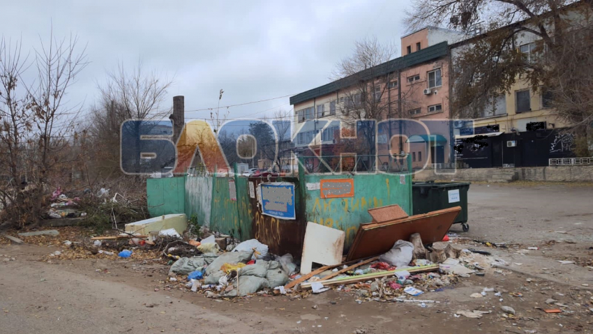 Жители Ленинского района Астрахани пожаловались на свалку между гимназией и детским садом