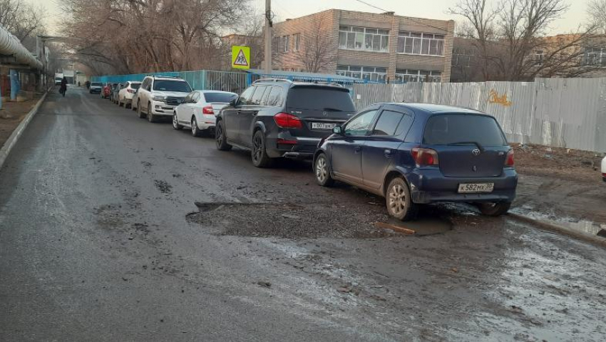 Чиновники Астрахани две недели искали главного по ямам