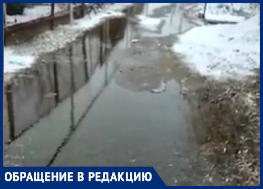Не лебединое озеро:  в Астрахани затопило улицу и это - традиционное действо