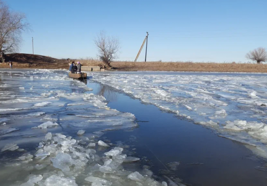Крепкий лед помешал началу путины в Астраханской области