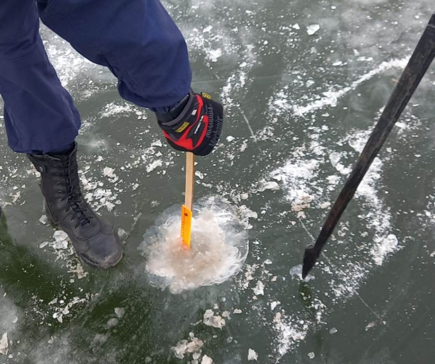 В Астрахани спасатели измерили толщину льда в городских водоемах