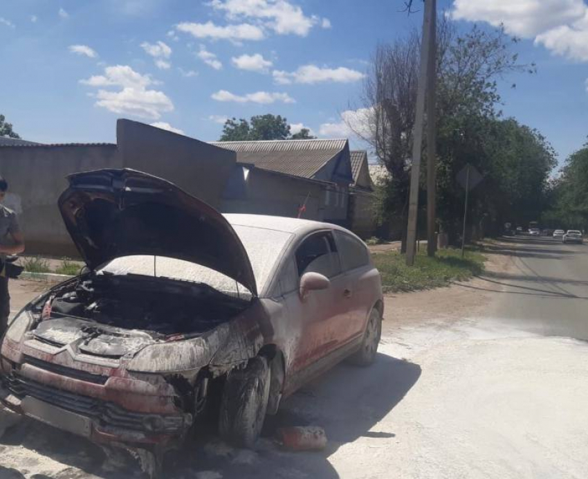 В Астрахани средь бела дня горел автомобиль