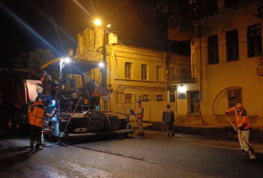 В Астрахани начали ремонт испорченной сточными водами дороги