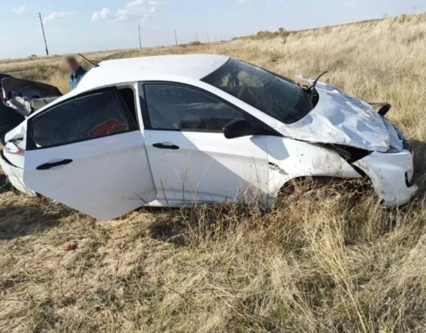 Под Астраханью женщина-водитель опрокинула автомобиль: пассажиры пострадали