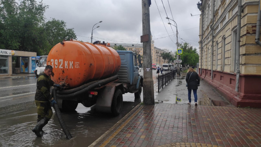 Астраханские коммунальные службы устраняют последствия непогоды 
