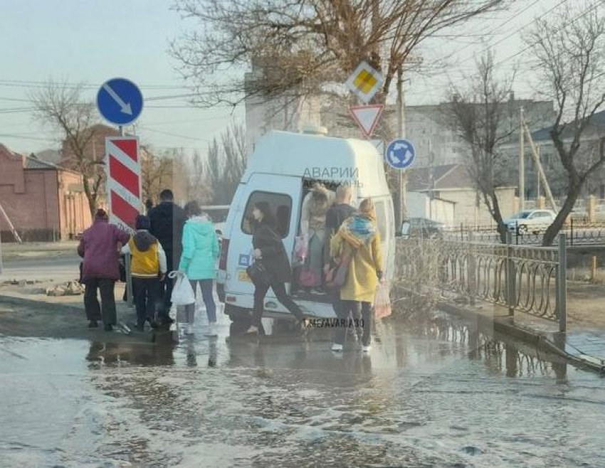 В Астрахани на улице Мечникова провалилась в лужу маршрутка с пассажирами