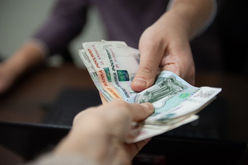 800 тысяч и тухлые овощи: менеджер астраханского магазина попалась на подкупе