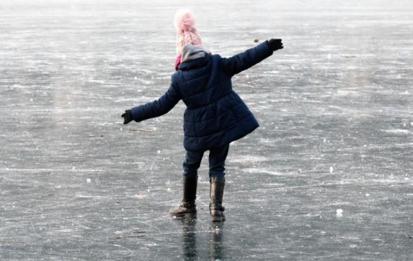 В Астрахани лед на Лебедином озере истончился до 17 сантиметров