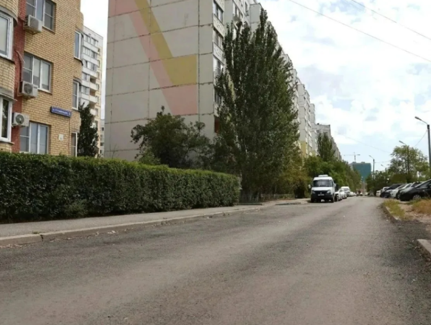 В Астрахани обновляют дороги дворовых территорий по просьбам жителей