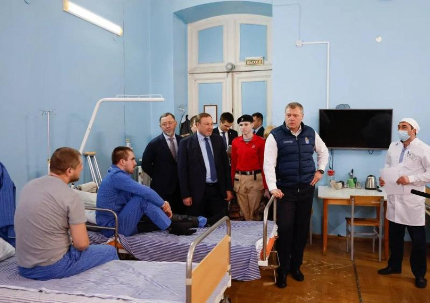 Игорь Бабушкин навестил раненных бойцов в астраханском военном госпитале