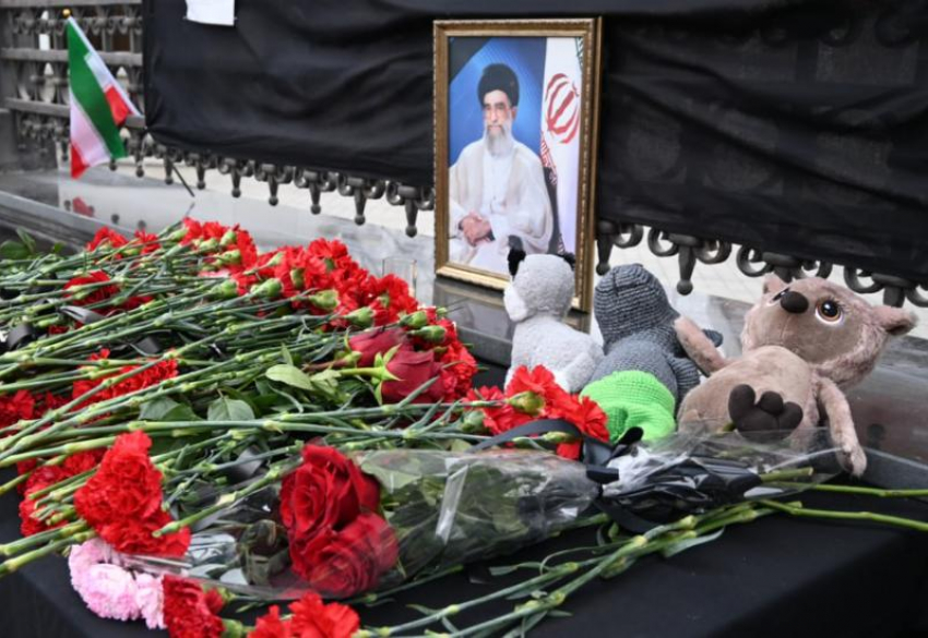 Астраханцы создали мемориал у здания Генерального консульства Ирана