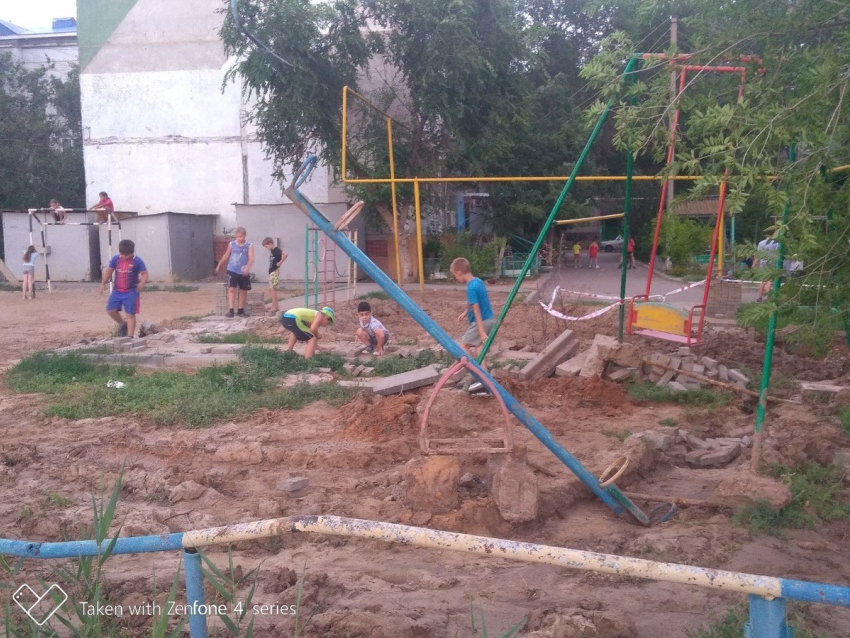 В Астрахани сотрудники водоканала раскурочили детскую площадку 