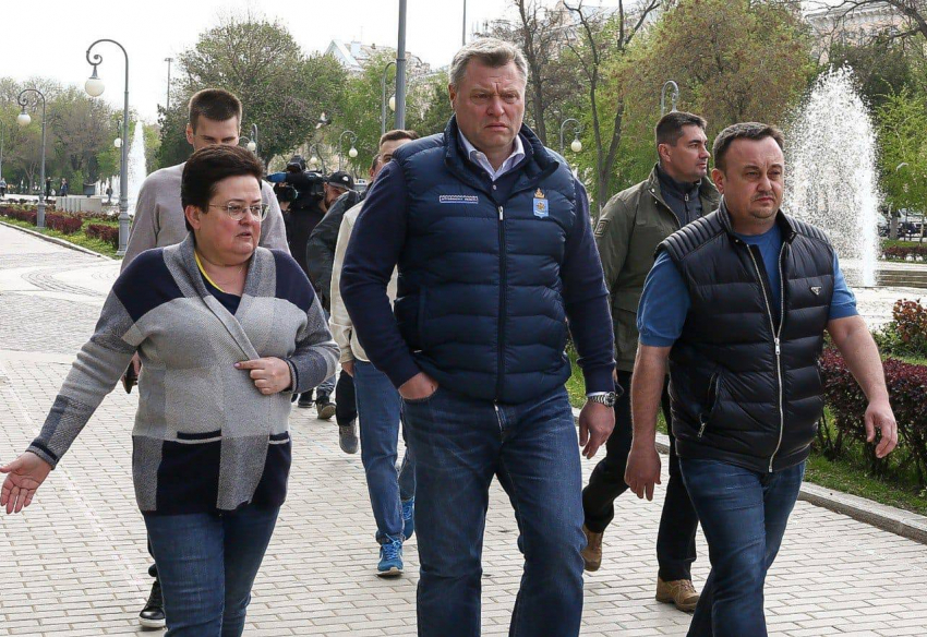 В Астрахани на Лебединое озеро выпустят лебедей 