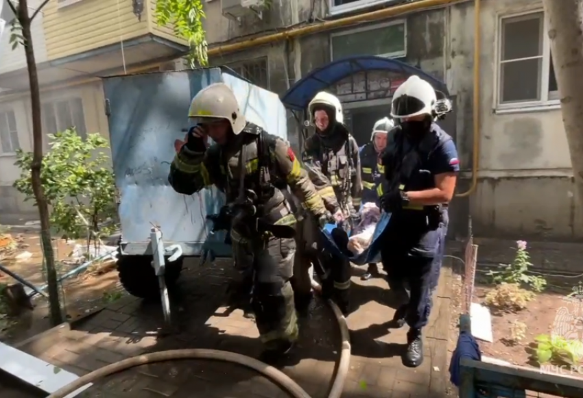 В центре Астрахани горят четыре квартиры, есть пострадавшие