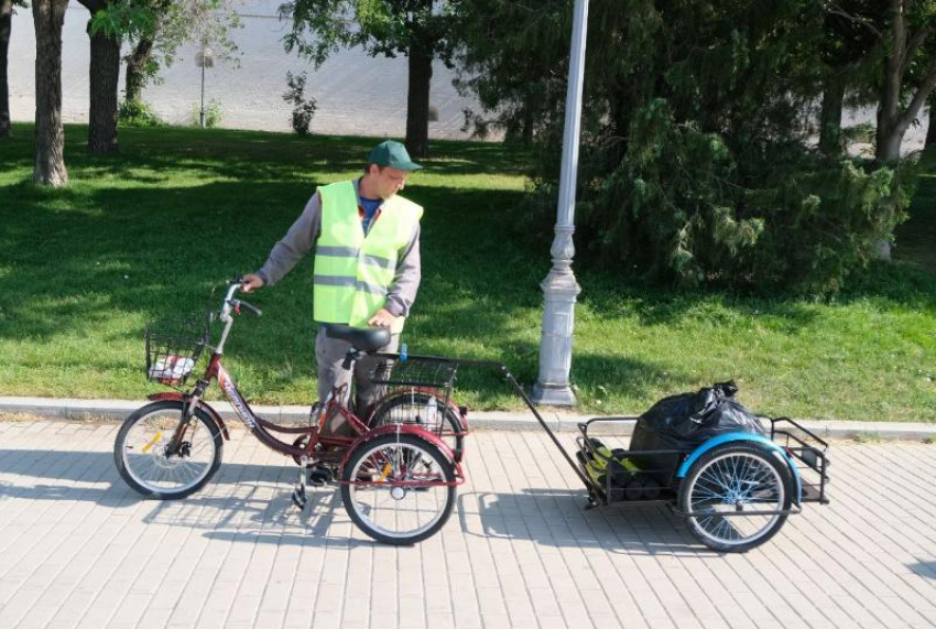 К наведению чистоты в Астрахани присоединились дворники-велосипедисты и школьники